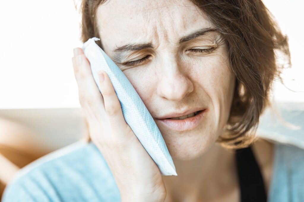 woman having a toothache