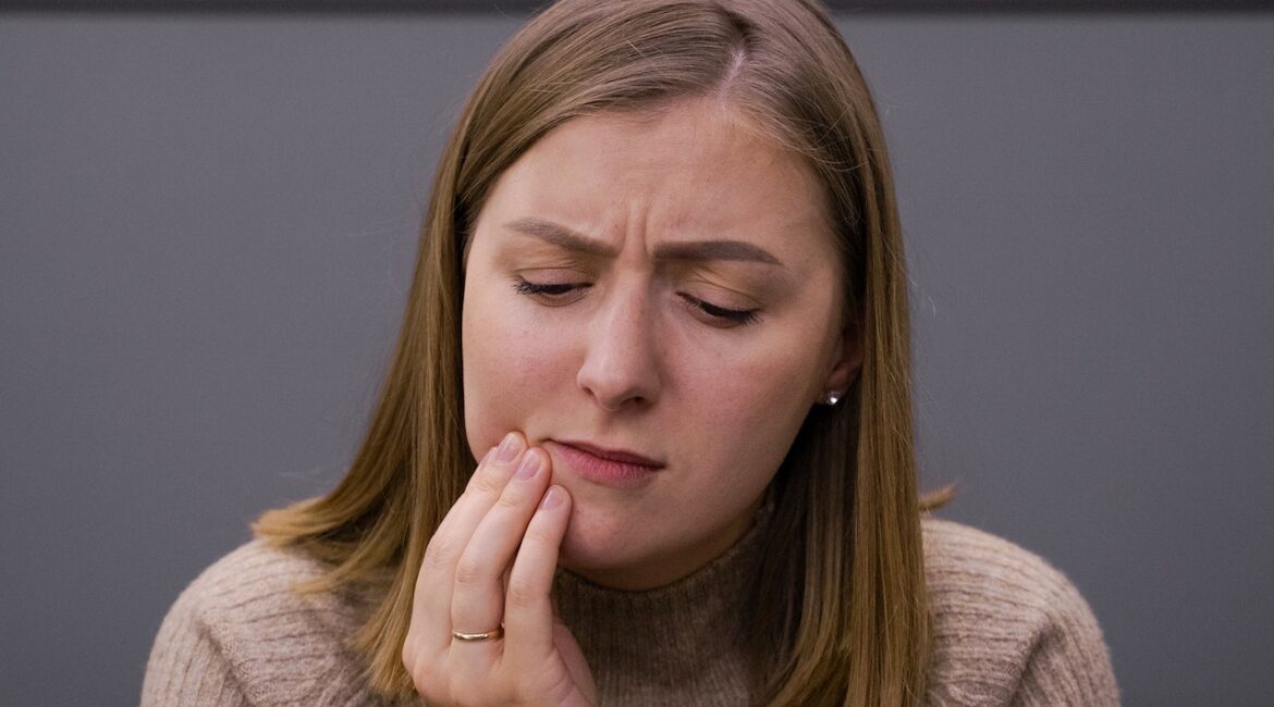 woman with toothache