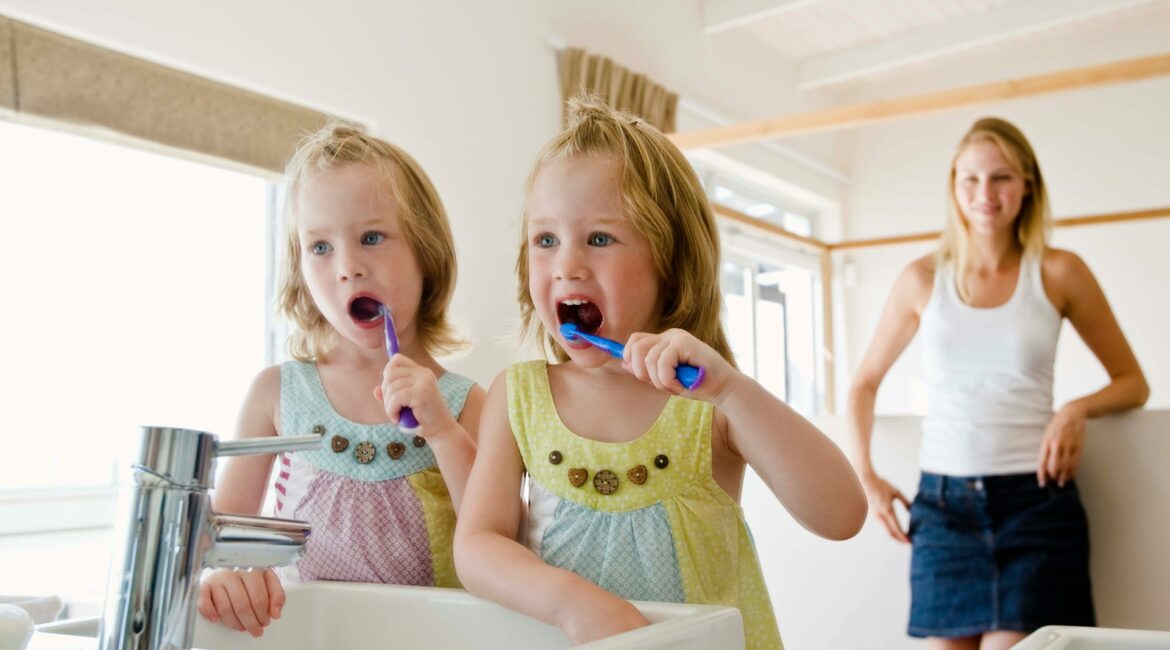 kids brushing teeth